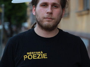 Lukáš Nový protestuje proti nesmyslným zákonům s cedníkem na hlavě, foto: Brněnská Drbna, Miroslav Toman