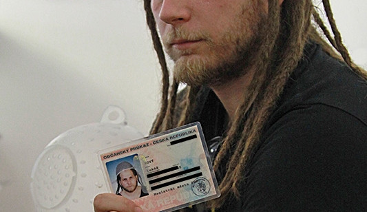 Lukáš Nový se svým prozatimním občanským průkazem, foto: Brněnská drbna, Miroslav Toman