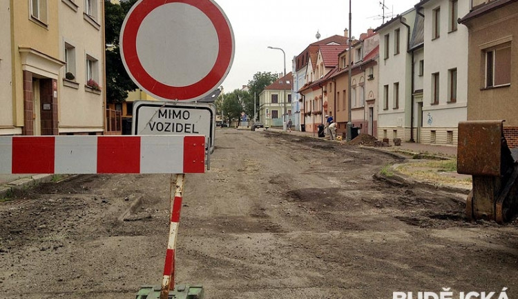 Ulice Generála Svobody je rozkopaná, auta musí jinudy