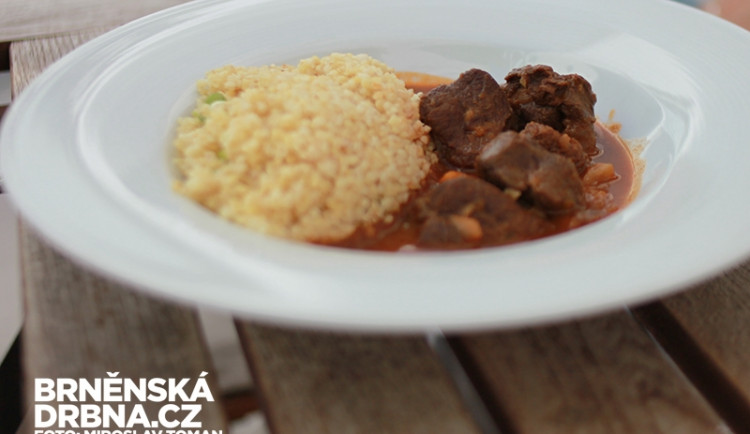 Pštrosí menu v kavárně Era. Zde ragú z marinovaného pštrosího masa s bulgurem, foto: Brněnská Drbna, Miroslav Toman