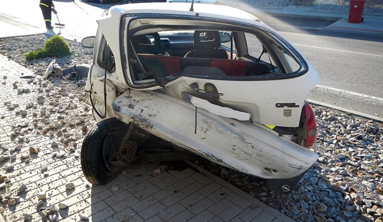 Volkswagen narazil ve Vrátě do zaparkovaného opelu