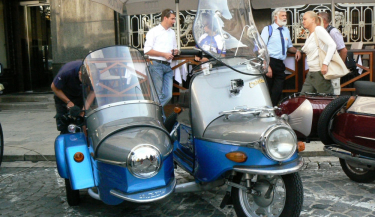 Piloti MS motocyklů se projeli na Čezetách po Brně, foto: Motormix.cz, Pavel Jelínek