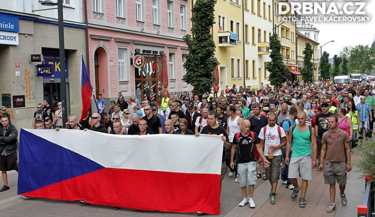 Poklidný pochod bez extrémistů a nadávky na sídlišti