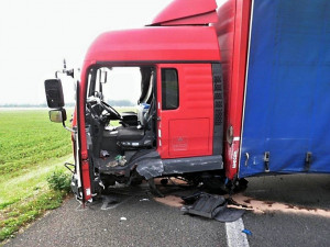 Řidič kamionu vyvázl bez zranění, foto: HZS