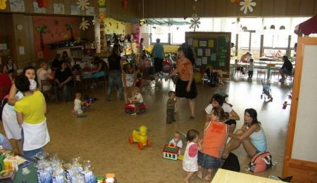 Děti z mateřského centra uvolnily místo seniorům