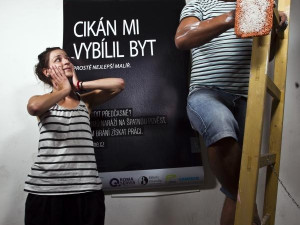 Romové chtějí pracovat, říká kampaň, jež zaplavila brněnskou MHD