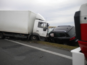 Nehoda u Holubic zastavila provoz na Slavkov na několik hodin, foto: HZS JMK
