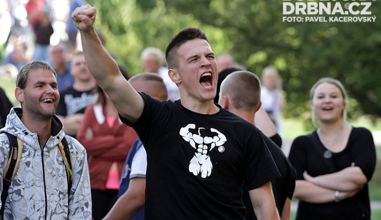 Chystá se další demonstrace? Z Máje odvezli kontejnery