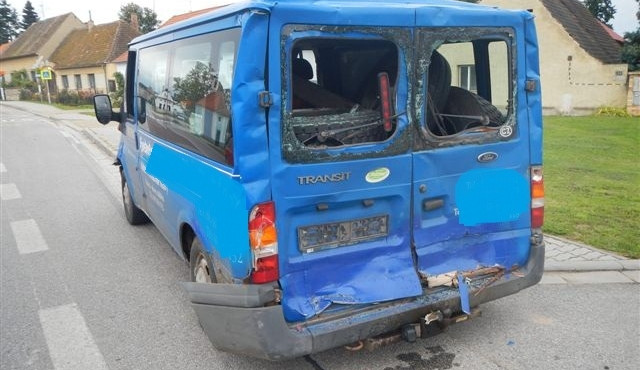 FOTO: Kamion nedobrzdil, výsledkem jsou dvě zranění