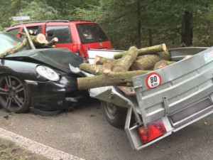 Karel Abraham při střetu s vozíkem zničil své porsche