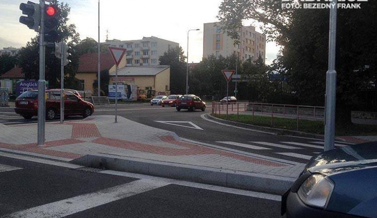 Husovka průjezdná obousměrně, na Mánesovce je hotovo