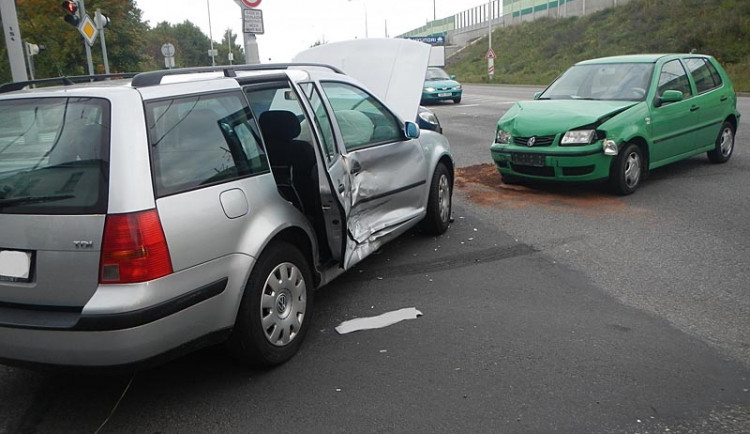 FOTO: Na krizové křižovatce se stala další autonehoda