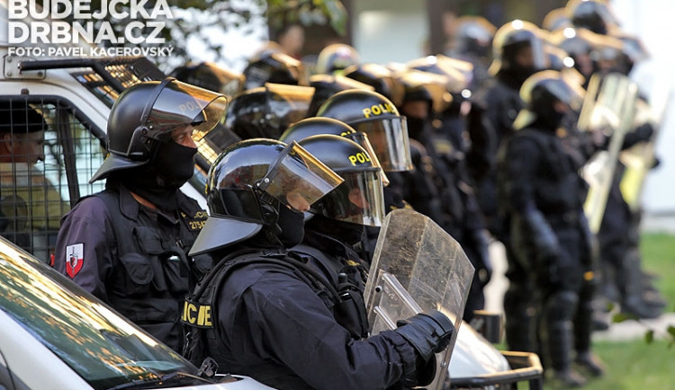 Policisty napadl klackem, další po nich házel kameny