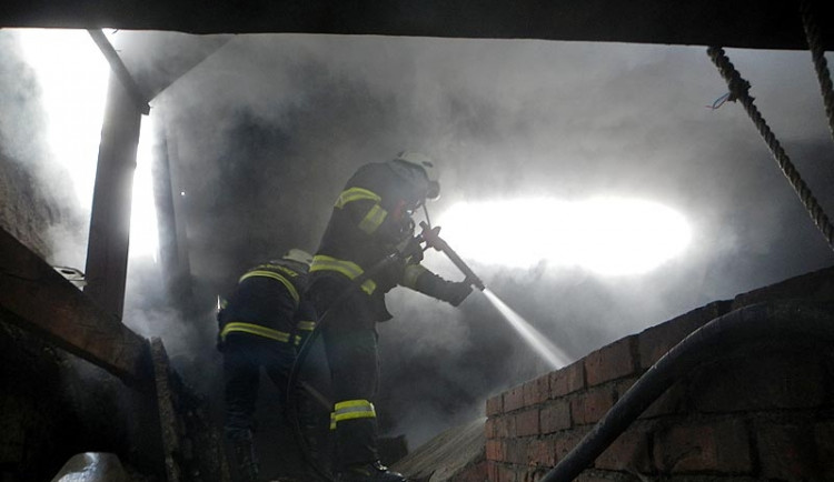 FOTO: Požár odpadků zakouřil dům u Bukové
