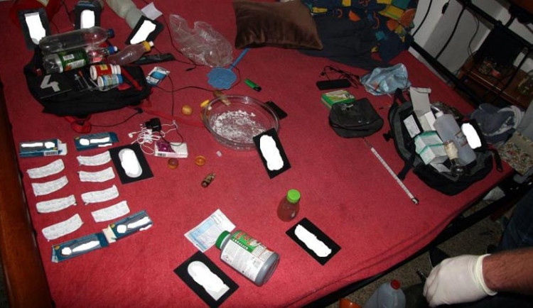 Dvojice doma vyráběla pervitin a pěstovala konopí