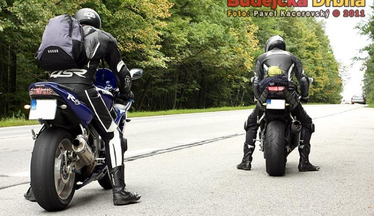 Při nárazu do auta u Štilce si motorkář zlomil nohu