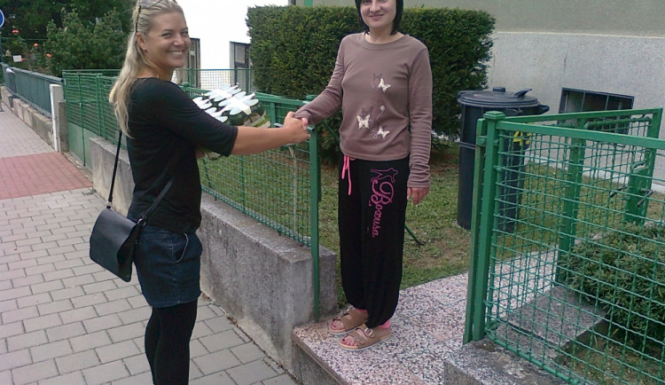 Cenu za vítěze převzala jeho přítelkyně