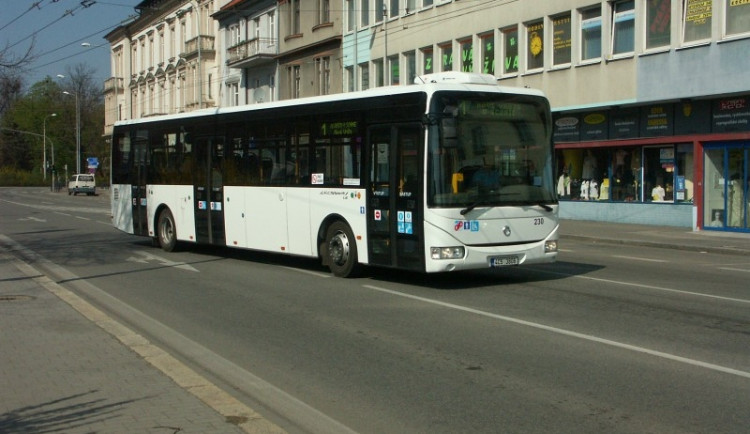 Žena byla v autobuse MHD napadena opilým párem