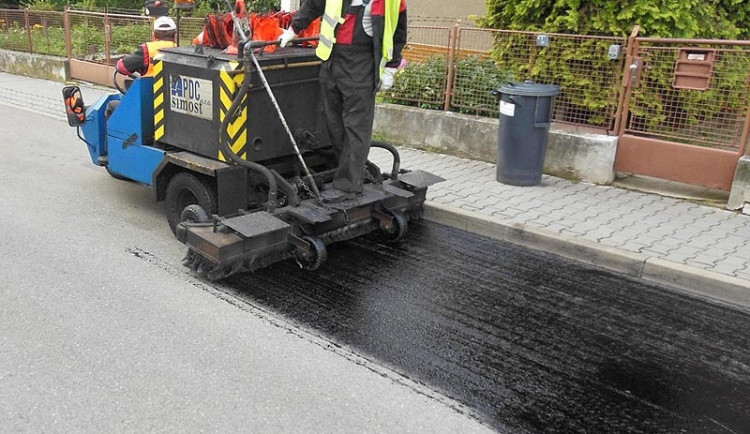 Regenerační nástřik má prodloužit životnost asfaltu
