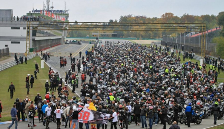 Automotodromem v neděli projelo 2988 motocyklů - nový rekord!