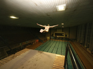 Cliff Diver Jan Bílý v tréninku při skoku do bazénu. Foto Michael Hon