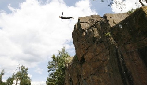 Cliff Diver Jan Bílý při seskoku v přírodních podmínkách. Foto Michael Hon