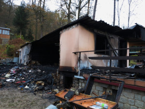 Hasiči: Chatu, která shořela na Vyškovsku, zřejmě někdo zapálil