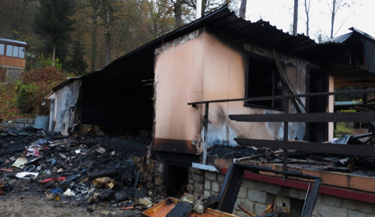 Vyhořelá chata, foto: HZS JMK
