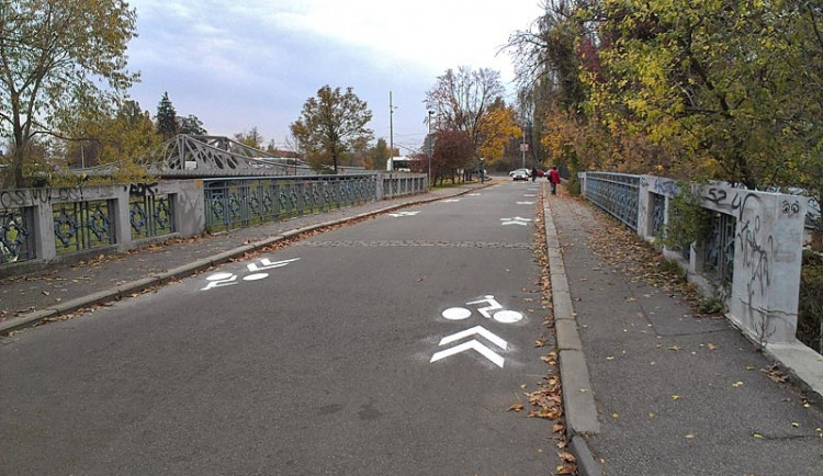 Budějce mají piktogramový koridor pro cyklisty