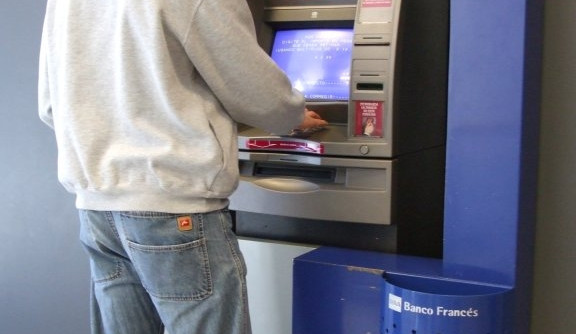 Zapomněl peníze v bankomatu