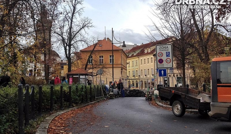 Na vjezdu do centra vzniká další příčný práh