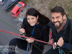 Když už ale visíte na stěně 40m domu, je čas na úsměv, foto: Brněnská Drbna