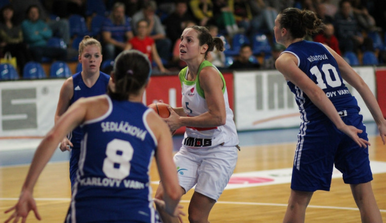 Hráčka IMOSu Vlková zakončuje v utkání s Vary. Zdroj: IMOS Brno