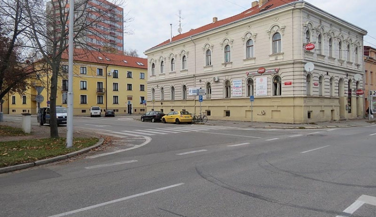 Srazila na přechodu školačku a ujela, hledá ji policie