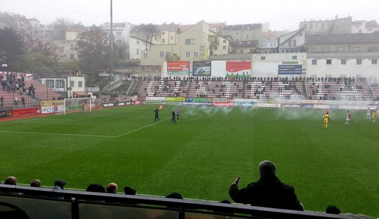 Dynamo na Žižkově padlo, budějčtí fanoušci běhali po hřišti
