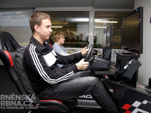 Redaktor Drbny David Zouhar vyzkoušel závody na simulátoru, foto: Brněnská Drbna