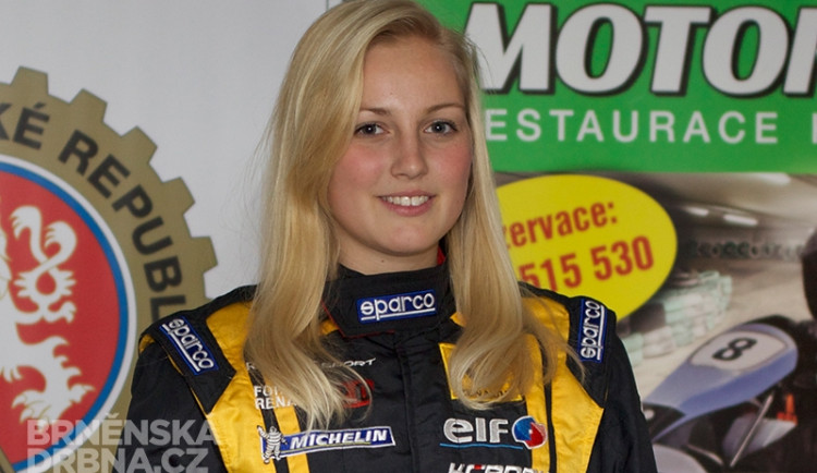 Gabriela Jílková, která závodí v seriálu Renault 2.0 s formulí týmu Křenek motorspor přebírá trofej pro celkového vítěze motokárového závodu, foto: Brněnská Drbna