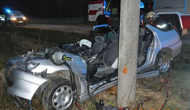 Přes cestu mu přeběhla zvěř, hasiči ho museli vystřihat