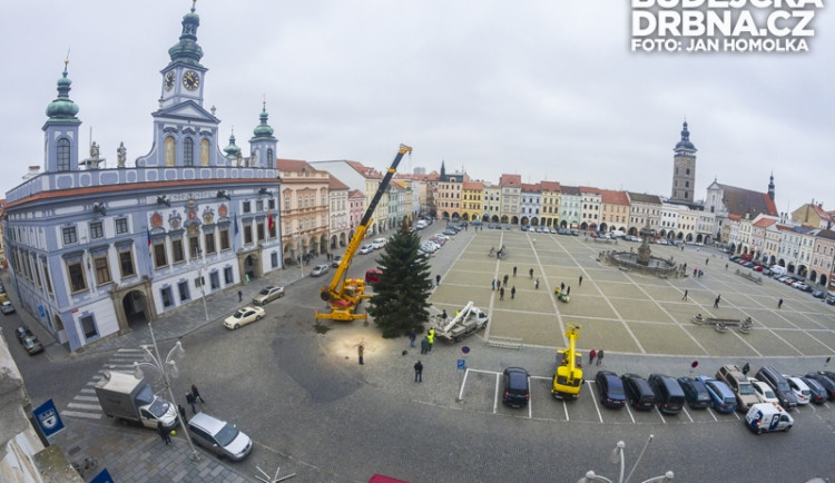 FOTO: Advent se blíží, náměstí už zdobí vánoční strom