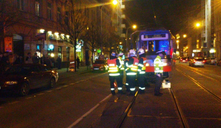 Ženu museli zpod tramvaje vytahovat hasiči