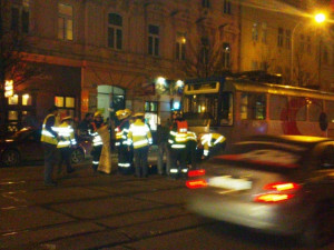 Hasiči vyprošťovali zpod tramvaje ženu, foto: hasiči