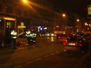 Hasiči vyprošťovali zpod tramvaje ženu, foto: hasiči