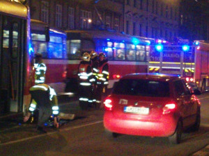 Hasiči vyprošťovali zpod tramvaje ženu, foto: hasiči