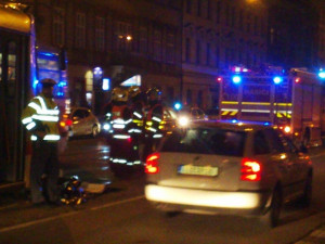 Hasiči vyprošťovali zpod tramvaje ženu, foto: hasiči