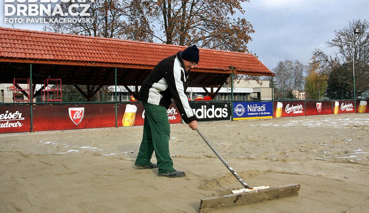 Na beachvolejbalových kurtech vzniká venkovní kluziště
