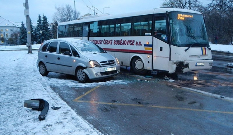 První sníh: Střet kamionů na Borku, dvě nehody na Lidické