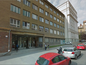 Dělníci v Brně do budovy filozofické fakulty vrátili schránku