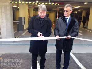 Primátor Brna Roman Onderka (vlevo) slavnostně otevírá parkoviště u Janáčkova divadla, foto: Brněnská Drbna, David Zouhar