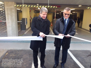 Primátor Brna Roman Onderka (vlevo) slavnostně otevírá parkoviště u Janáčkova divadla, foto: Brněnská Drbna, David Zouhar