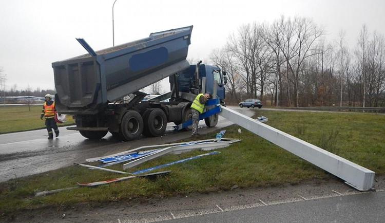 Náklaďák se zdviženou korbou utrhnul návěst na kruháči